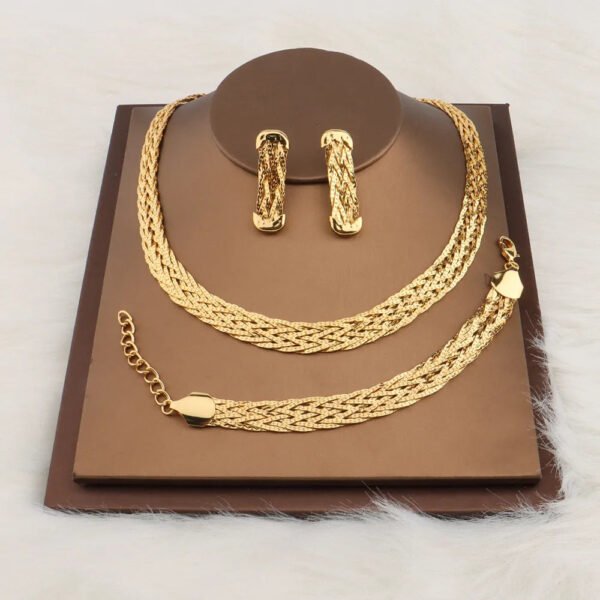 Yueming Stylish Necklace Set